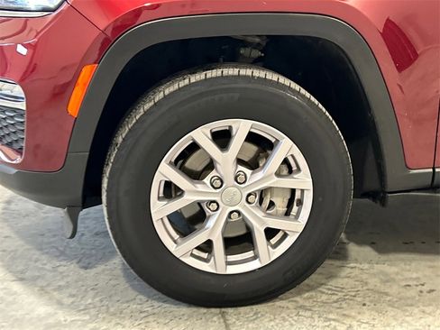 Used 2022 Jeep Grand Cherokee Limited image 11