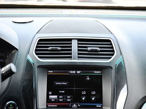 Used 2016 Ford Explorer XLT w/ Equipment Group 202A FWD image 29
