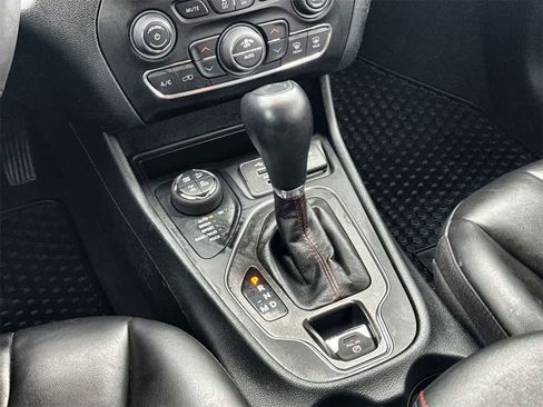 Used 2022 Jeep Cherokee Trailhawk image 18