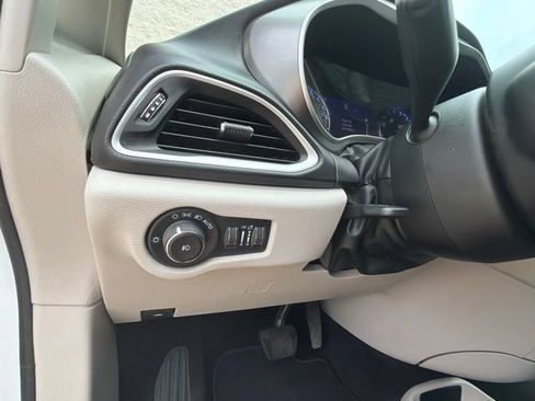 Used 2022 Chrysler Pacifica Touring-L FWD image 33