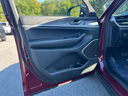 Used 2023 Jeep Grand Cherokee image 42