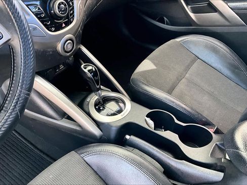 Used 2013 Hyundai Veloster w/ Style Pkg image 16