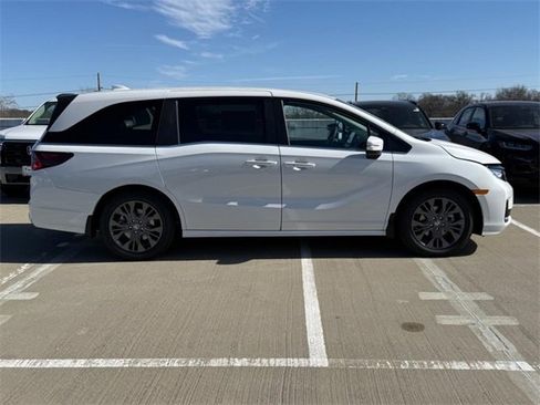 New 2026 Honda Odyssey Touring image 2