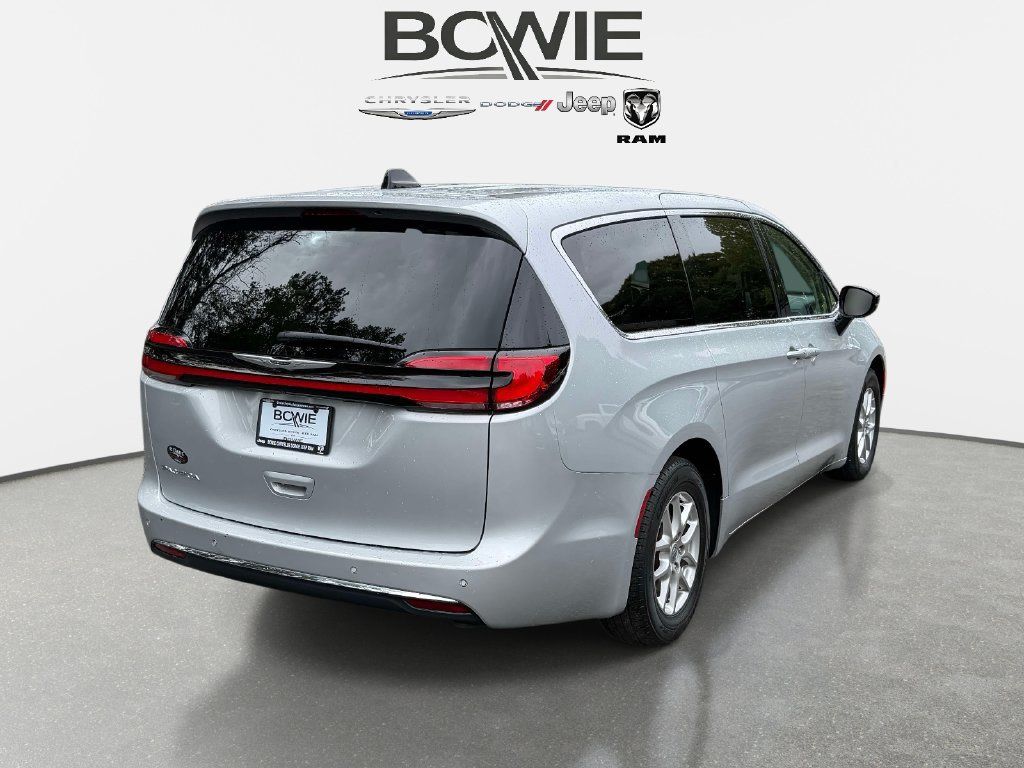 Used 2024 Chrysler Pacifica Touring-L FWD image 2