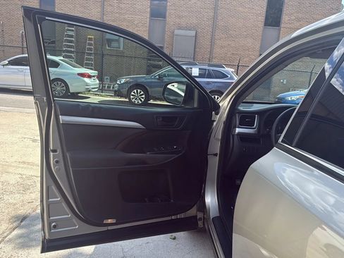 Used 2016 Toyota Highlander LE FWD image 14