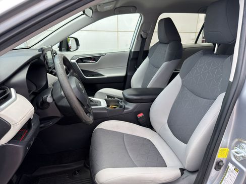 Used 2021 Toyota RAV4 XLE w/ Carpet Mat Package (TMS) AWD/4WD image 8
