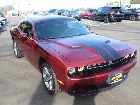 Used 2018 Dodge Challenger SXT image 4