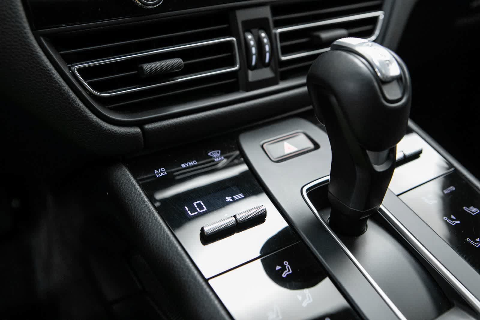 Certified 2024 Porsche Macan S AWD/4WD image 28