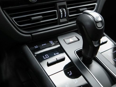 Used 2024 Porsche Macan S AWD/4WD image 28