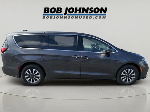 Used 2023 Chrysler Pacifica Touring-L FWD image 2
