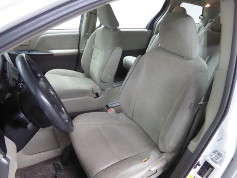 Used 2017 Toyota Sienna L image 18