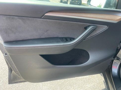 Used 2024 Tesla Model Y Long Range AWD/4WD image 17