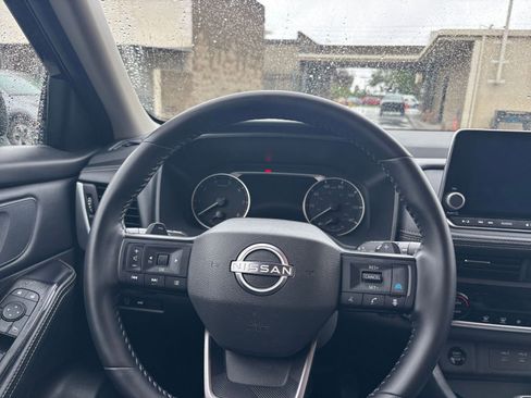 Used 2025 Nissan Rogue SV image 36