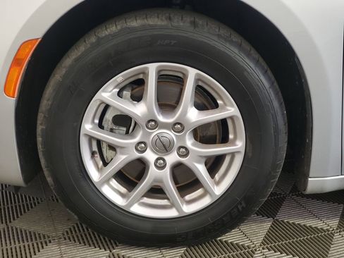 Used 2023 Chrysler Pacifica Touring-L FWD image 7