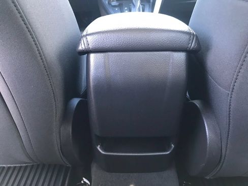 Used 2018 Ford Focus SE w/ SE Appearance Package FWD image 31