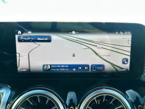 Used 2025 Mercedes-Benz GLB 250 4MATIC image 23