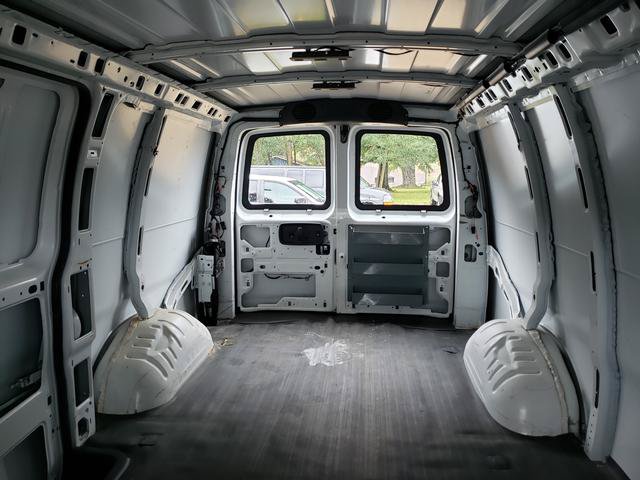 Used 2017 Chevrolet Express 2500 RWD image 17