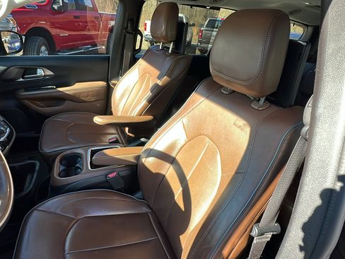 Used 2017 Chrysler Pacifica Limited w/ UConnect Theater Package image 18