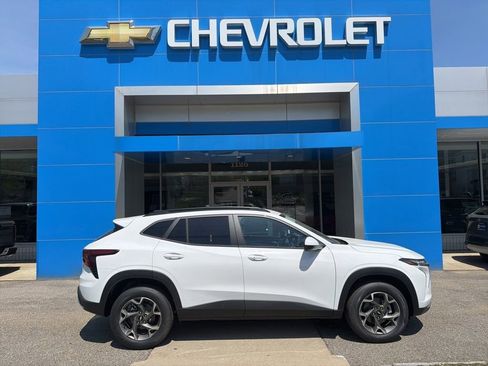 New 2026 Chevrolet Trax LT w/ LT Convenience Package FWD image 6