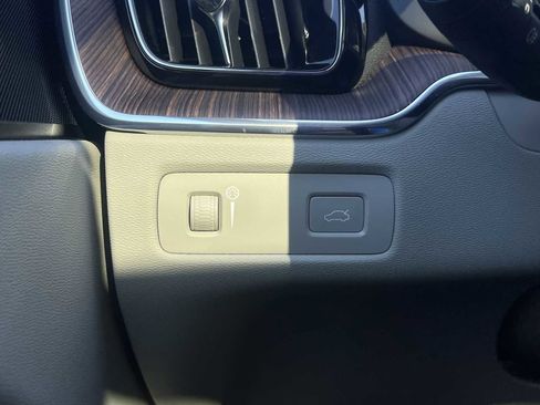 Used 2022 Volvo XC60 B5 Momentum w/ Advanced Package image 16