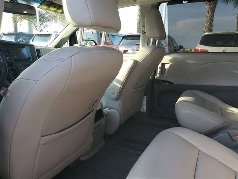 Used 2016 Toyota Sienna XLE Premium image 10