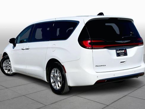 Used 2023 Chrysler Pacifica Touring-L image 11