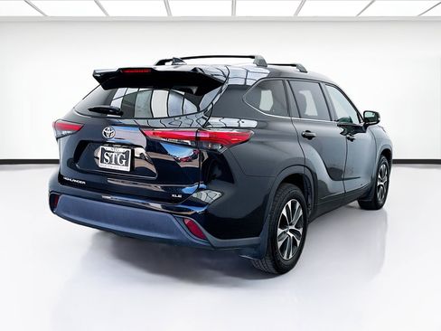 Used 2021 Toyota Highlander XLE image 4