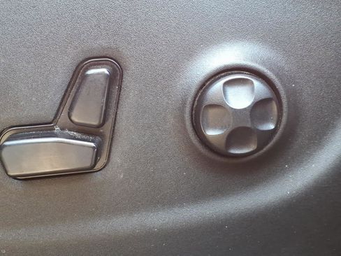 Used 2019 Jeep Cherokee Latitude Plus w/ Comfort/Convenience Group image 14