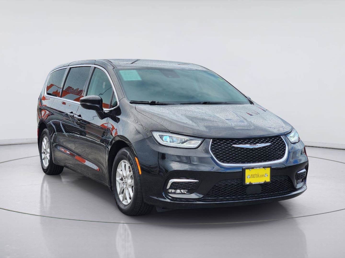 Used 2024 Chrysler Pacifica Touring-L FWD image 3