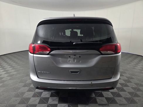 Used 2017 Chrysler Pacifica Touring-L FWD image 6