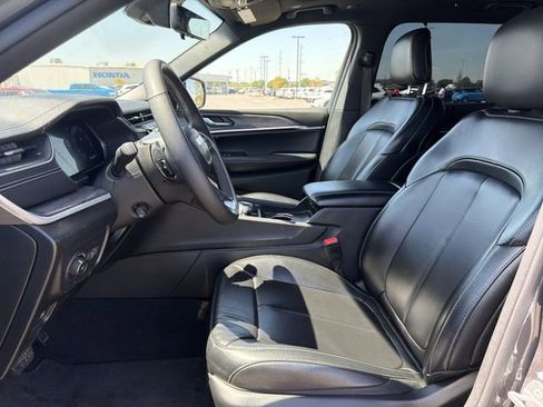 Used 2024 Jeep Grand Cherokee L Limited w/ Luxury Tech Group II image 9