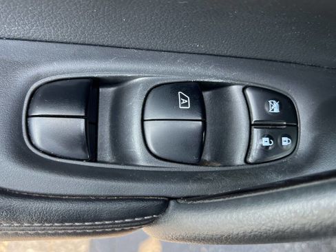 Used 2018 Nissan Rogue SV w/ Premium Package image 20