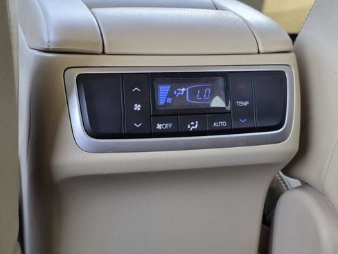 Used 2017 Toyota Highlander XLE image 18