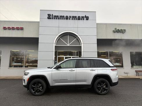 Certified 2023 Jeep Grand Cherokee Altitude AWD/4WD image 1