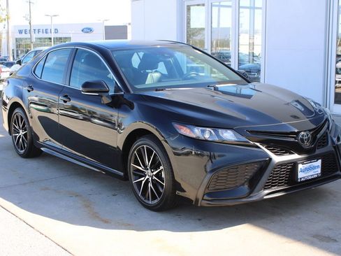 Used 2024 Toyota Camry SE image 1
