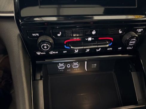 Used 2023 Jeep Grand Cherokee Altitude image 27