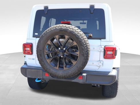 Used 2022 Jeep Wrangler Unlimited Sahara w/ Cold Weather Group AWD/4WD image 17