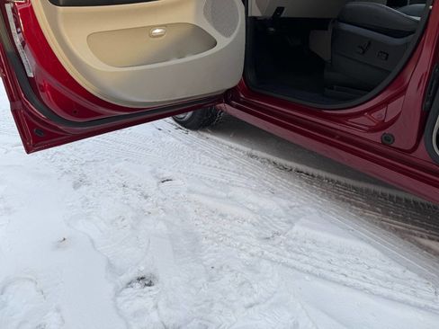 Used 2016 Chrysler Town & Country Touring w/ Driver Convenience Group image 8