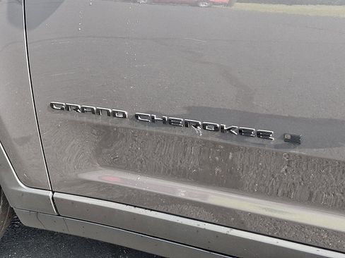 Used 2023 Jeep Grand Cherokee Altitude image 29