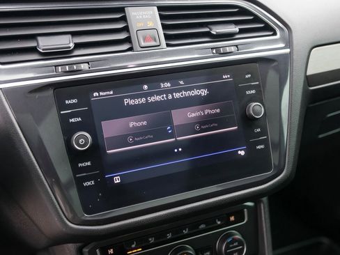 Used 2021 Volkswagen Tiguan SE w/ Panoramic Sunroof Package image 16