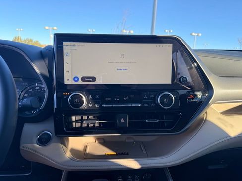 Used 2025 Toyota Highlander XLE image 15