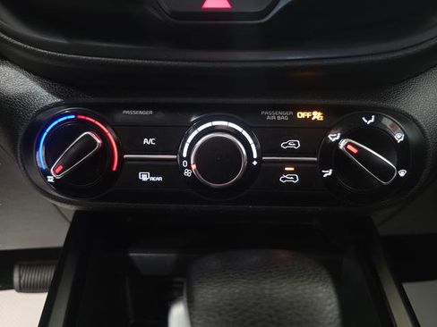 Used 2025 Kia Soul LX w/ LX Technology Package FWD image 18