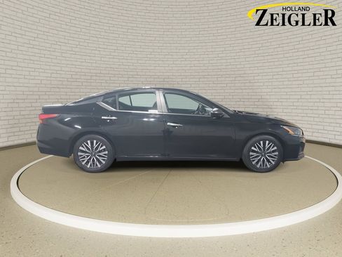 Used 2024 Nissan Altima 2.5 SV image 4