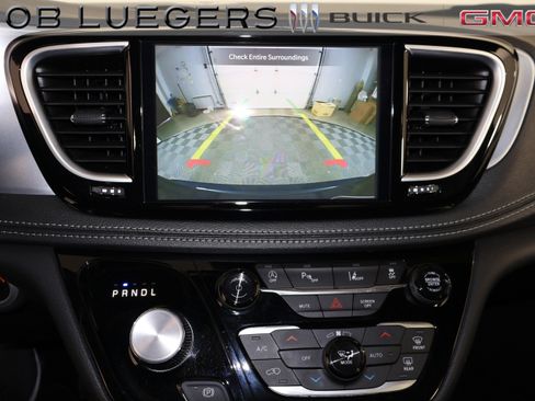 Used 2025 Chrysler Pacifica Limited image 24