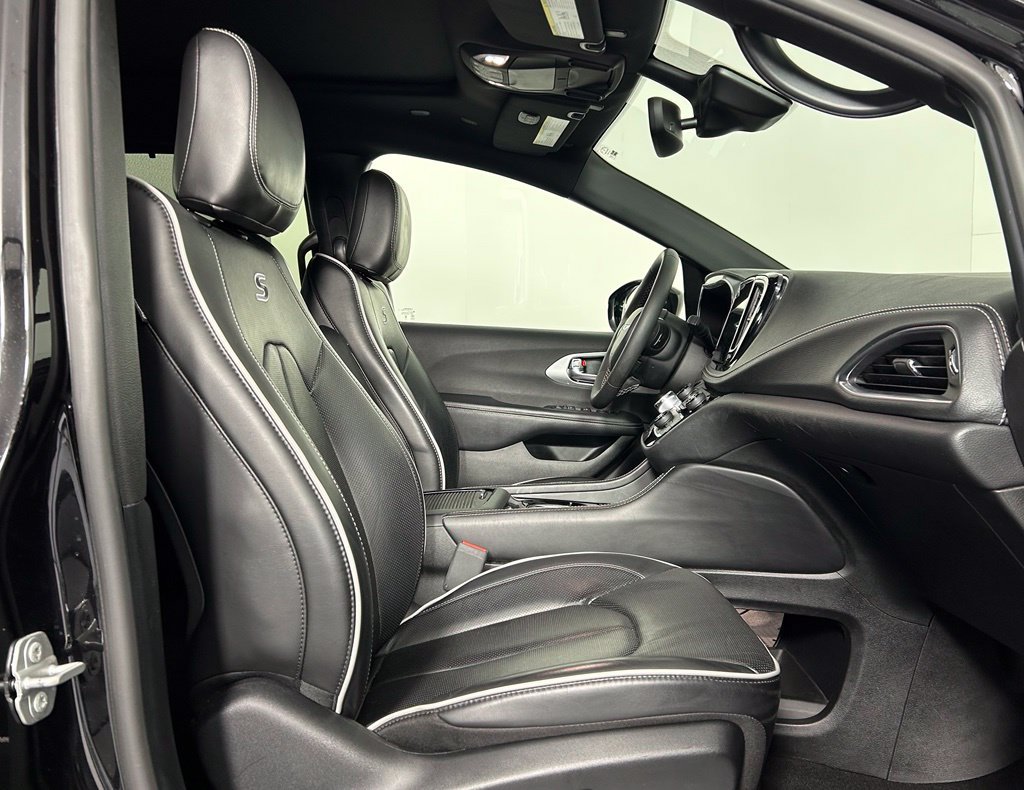 Used 2025 Chrysler Pacifica Limited FWD image 9