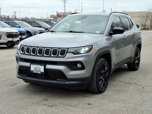 Used 2023 Jeep Compass Latitude image 2