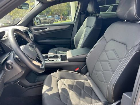 Used 2024 Volkswagen Atlas Cross Sport SE FWD image 9