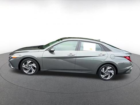 Used 2025 Hyundai Elantra Limited FWD image 9