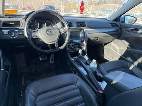 Used 2017 Volkswagen Passat 1.8T SEL Premium image 16