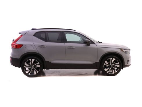 Used 2025 Volvo XC40 B5 Ultra w/ Protection Package Premier image 4